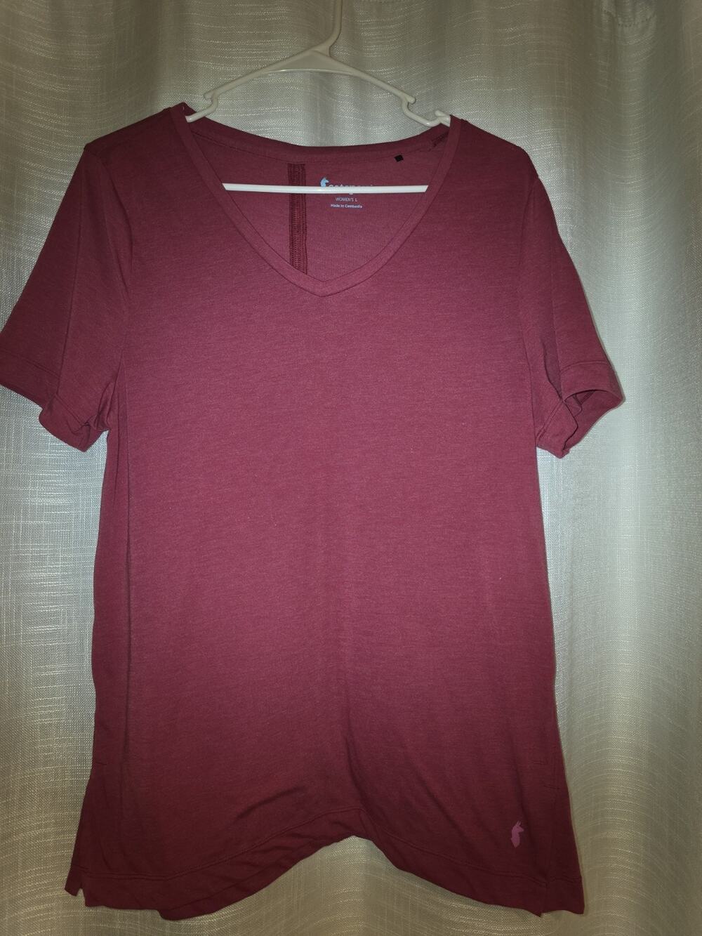 Cotopaxi Women’s V Neck travel T Shirt Burgundy Maroon Short Sleeve Size L